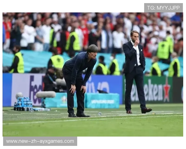 拜仁连续边路传中终获禁区回报